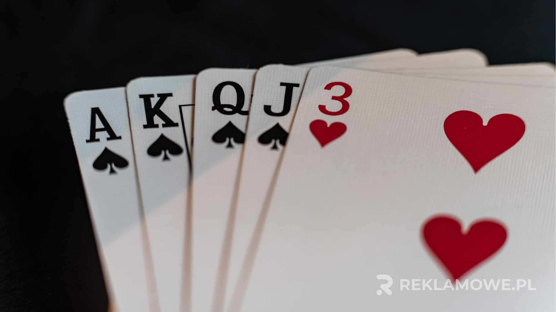 Ekologia i marketing – zielona karta w tle Zielone liście symbolizujące ekologiczne aspekty zastosowania kart reklamowych