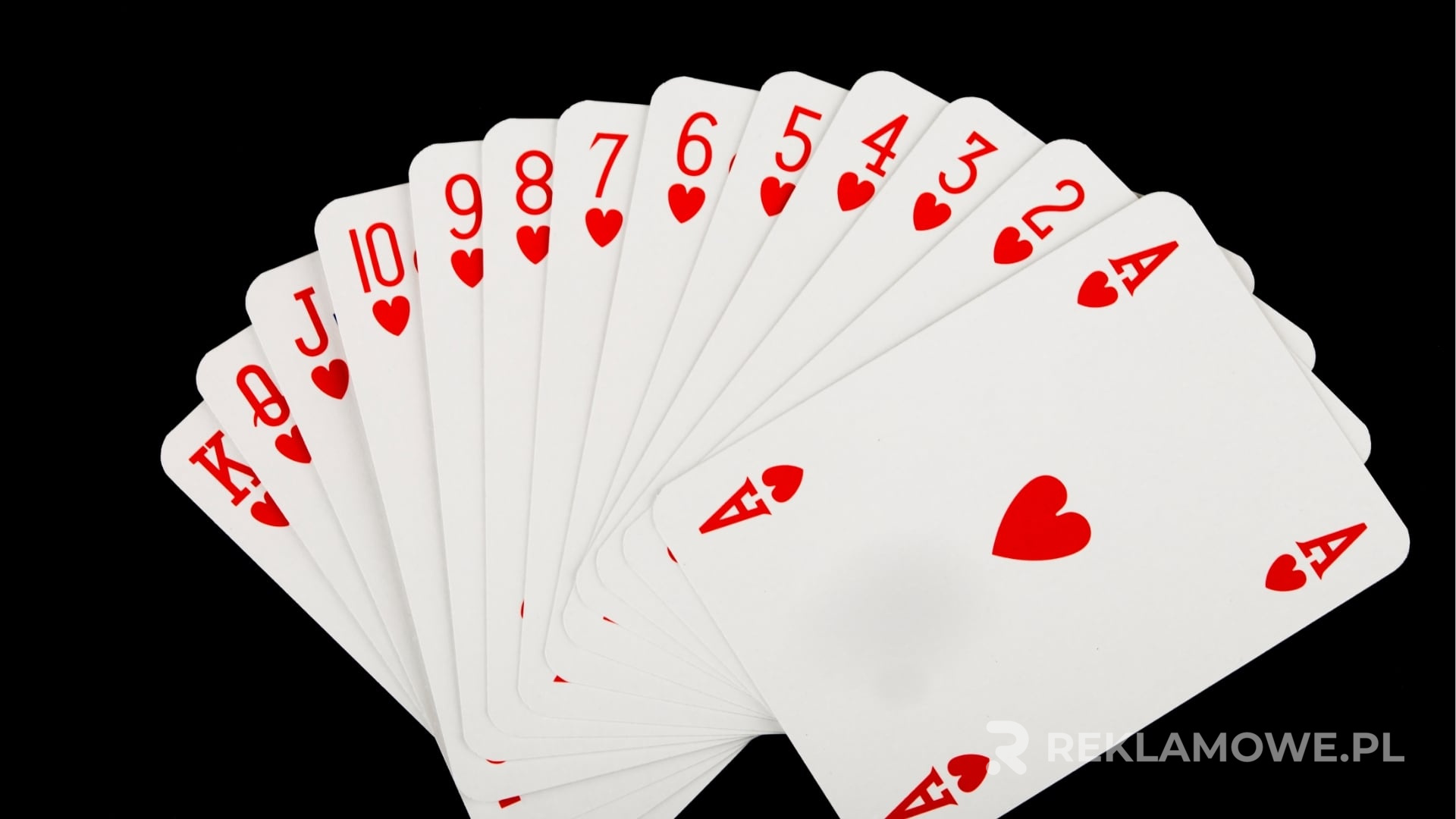 Karty reklamowe trzymane przez początkującego przedsiębiorcę