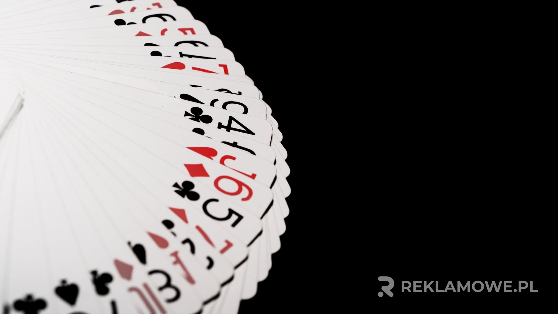 Karty reklamowe i inne narzędzia marketingowe na biurku