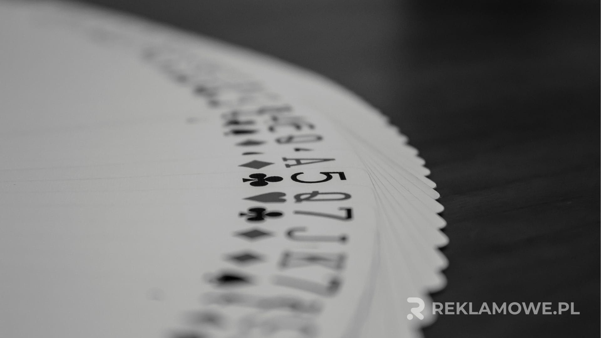 Nowoczesne trendy w projektowaniu kart reklamowych na rok 2025