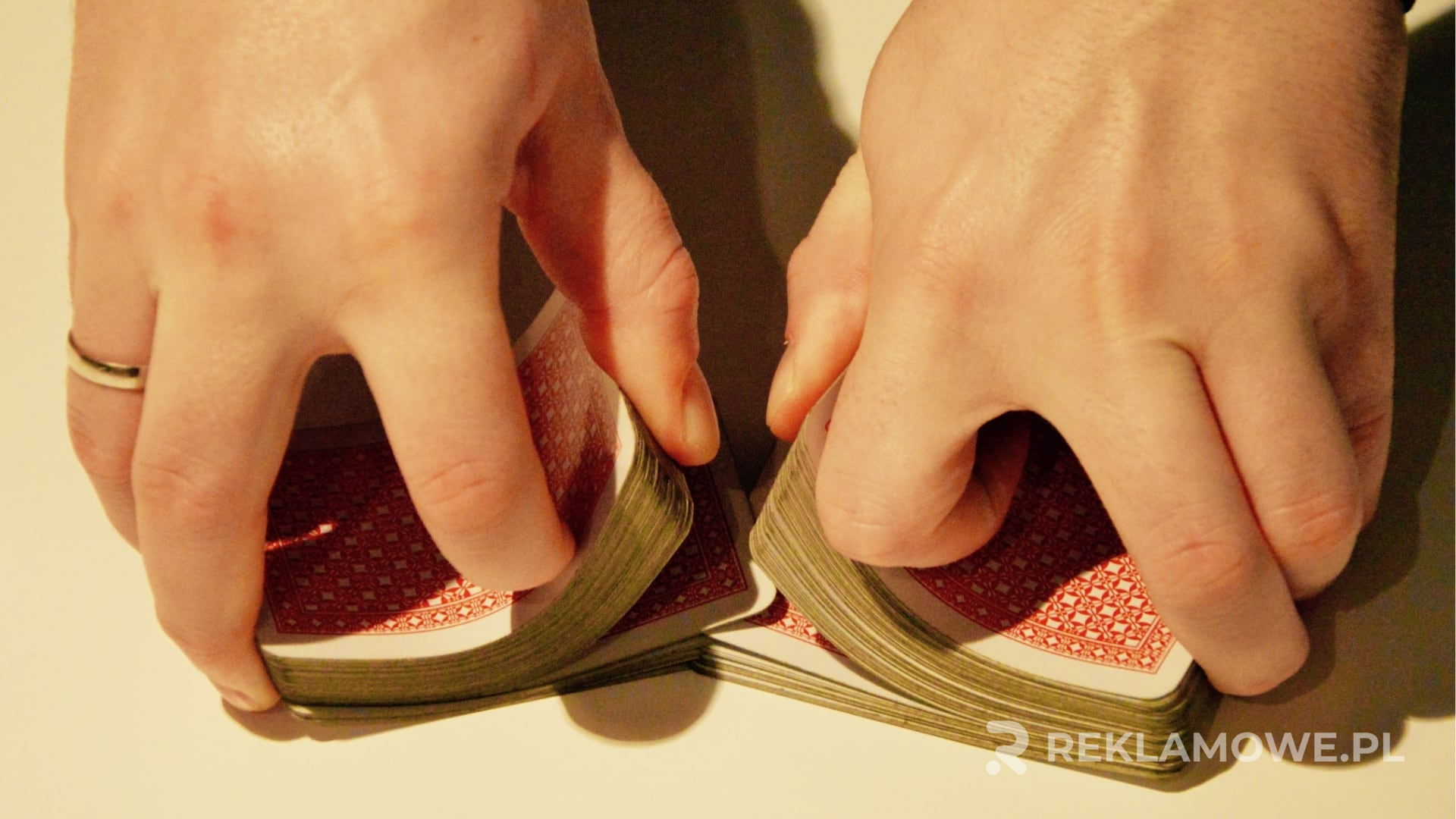 Karta reklamowa analizowana przy użyciu nowoczesnych narzędzi