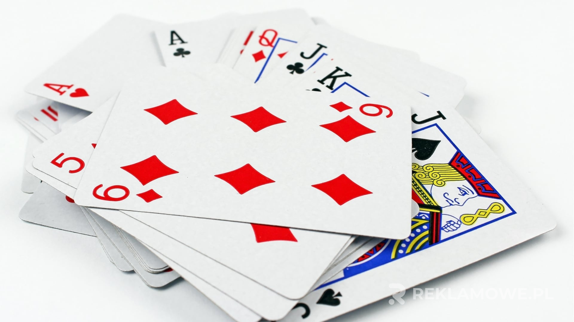 Kolorowe karty reklamowe układane na stole