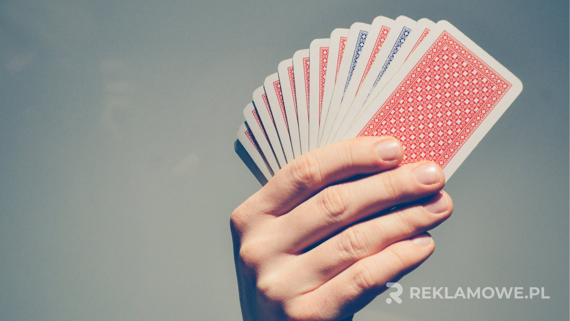 Drukarka offsetowa drukująca karty reklamowe