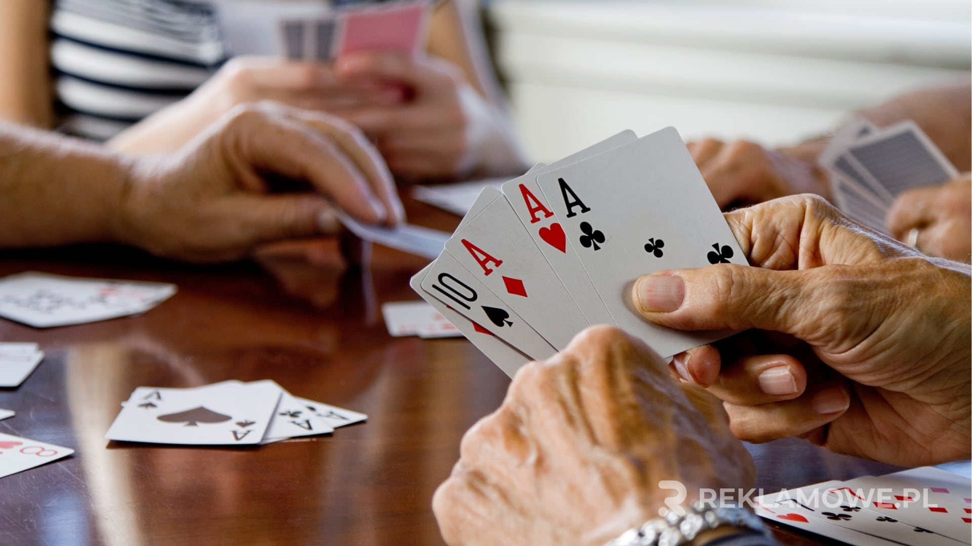 Karty reklamowe jako narzędzie wzmacniania identyfikacji marki Karty reklamowe używane do wzmacniania identyfikacji marki